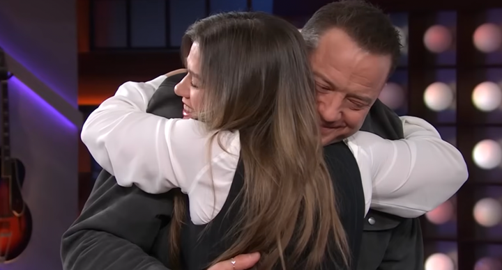 Brendan Fraser Consoled By Kelly Clarkson After Getting Emotional On Set Of Her Present – The Boston Courier Brendan Fraser Consoled By Kelly Clarkson After Getting Emotional On Set Of Her Present – The Boston Courier