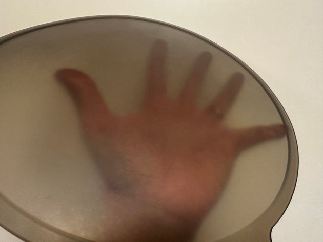 裏面はすりガラスのような見た目でサラリ