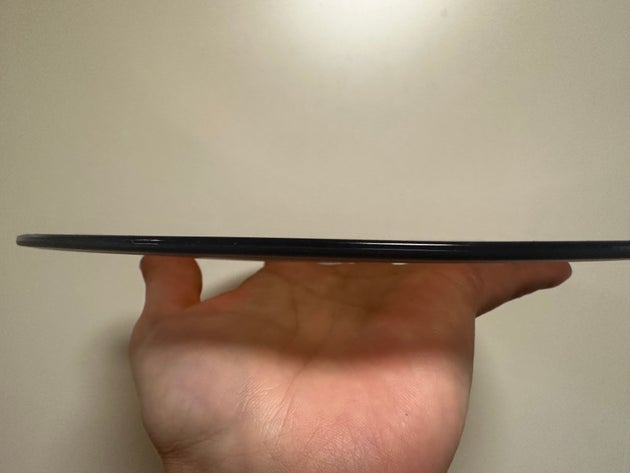 「蓋」という表現がピッタリの厚み