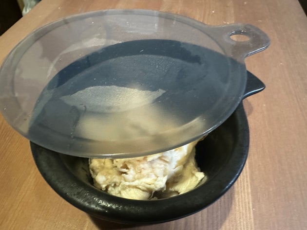 蓋をずらして蒸気を逃がす