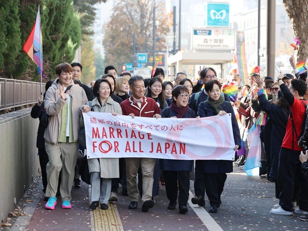 入廷する結婚の平等訴訟の原告ら（11月28日入廷）