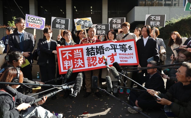 判決後「不当判決」の旗を手にする、「結婚の自由をすべての人に」東京2次訴訟の原告ら（2025年11月28日）