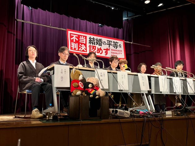 記者会見する原告と弁護団（2025年11月28日）