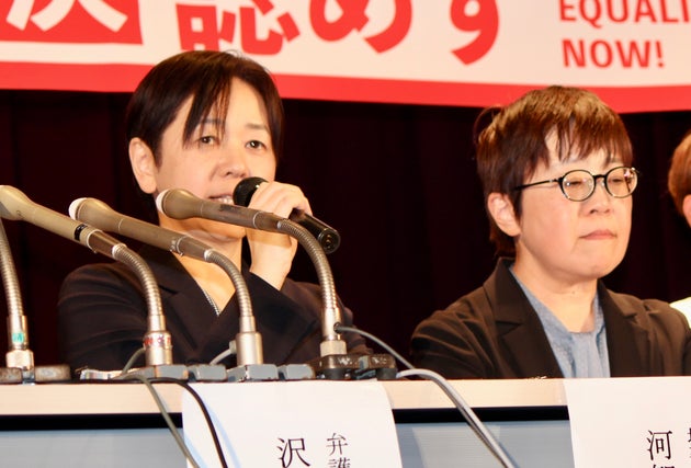 （左）記者会見で話す河智志乃さん（2025年11月28日）