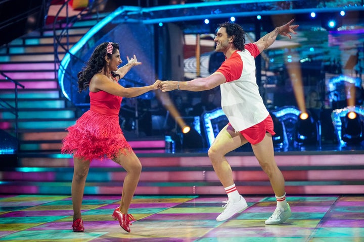 Balvinder Sopal e seu colega profissional do Strictly Julian Caillon se apresentando durante o show ao vivo de sábado.
