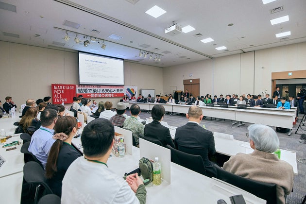 集まった国会議員を前に、裁判の原告らが結婚の平等のための法改正を求めた（2025年12月2日）