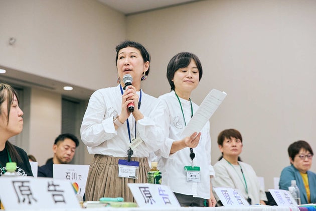 （左から）東京1次訴訟原告の小野春さんと西川麻実さん（2025年12月2日）