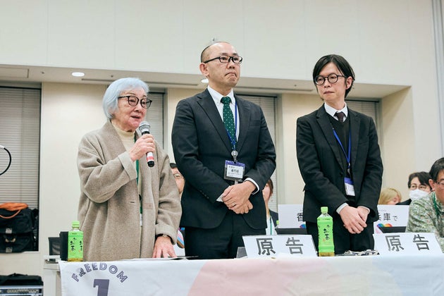 （左から）マリフォー国会で話す九州訴訟の原告こうぞうさんの母と、こうぞうさん、ゆうたさん（2025年12月2日）