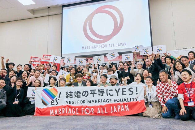 マリフォー国会に集った訴訟の原告や支援者ら（2025年12月2日）