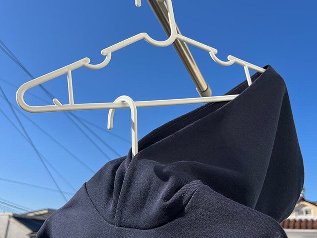 フードと身頃が重ならないよう干し方を工夫する