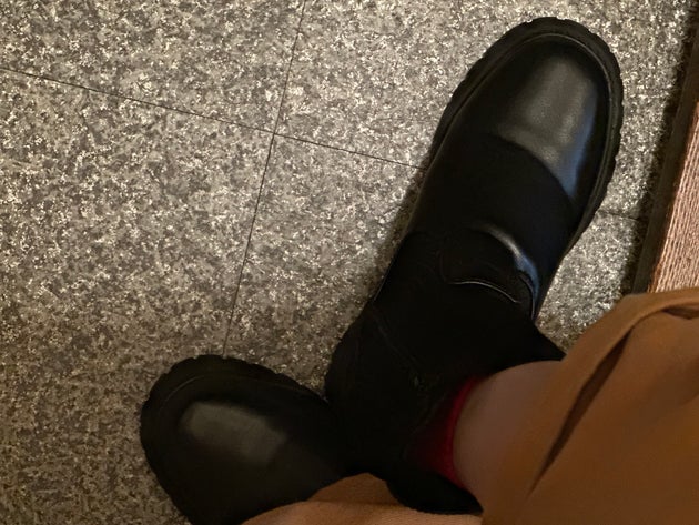 右の踵を左足に引っ掛ければスルリと脱げる