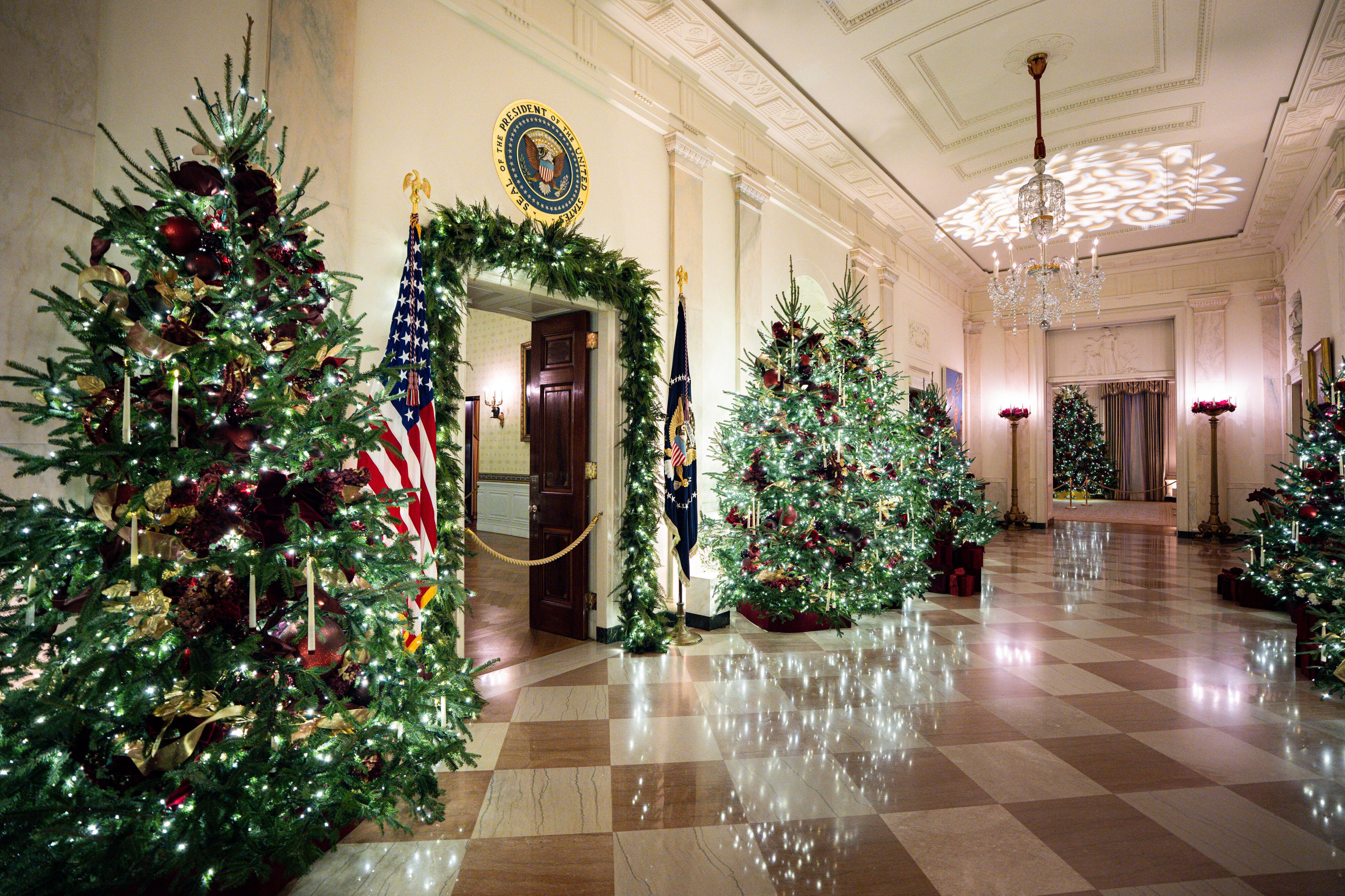 huffpost.com - Caroline Bologna - Interior Designers Weigh In On 'Confusing' White House Holiday Decor