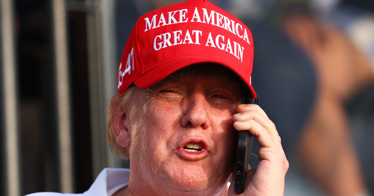 Joe Rogan Reveals Trump's Texting Quirk — And It's So On Brand