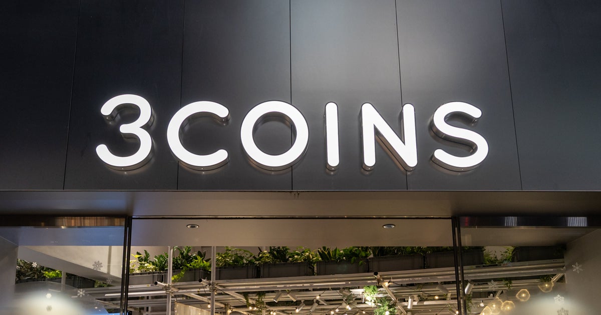 「なんだ、神か？」3COINS（スリコ）の新作ポーチ、スタンドミラーまで付いた多機能性に「欲しすぎる」の声