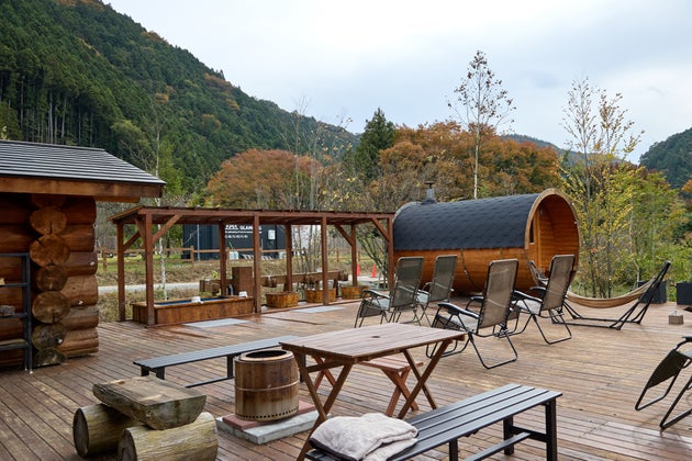 小屋サウナとバレルサウナを備えた日帰りのアウトドアサウナ