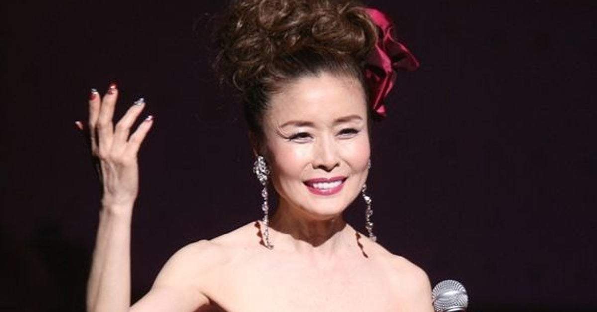 小柳ルミ子、ユニクロのトップスで“差し色コーデ”!⇒「大人かっこいいファッションが素敵」の声
