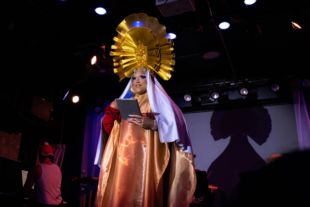 Para iniciar la actuación, Price aparece en el escenario con un tocado dorado en forma de halo y un velo para un número al que se refiere como un eterno favorito: el aria. "Cada valle será exaltado," modificado a "Todos se sentirán ofendidos."