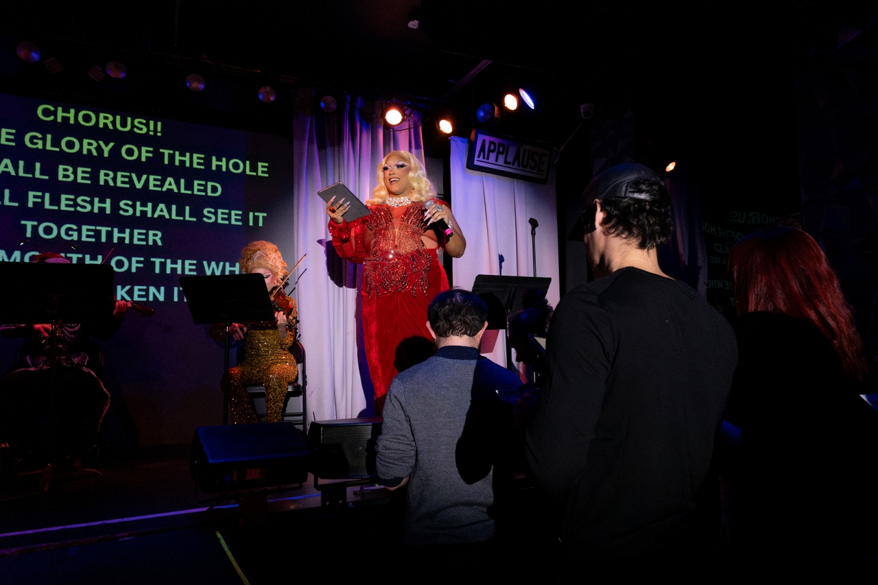 Price (centro) empuja en broma a la audiencia, que incluía a muchos cantantes familiarizados con el oratorio de Handel, para que participen. Si pensaban que estaban aquí para sentarse y disfrutar, ella los corrige, "¡Estás a punto de trabajar!"