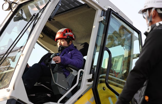 スパイダーの操作訓練を受ける藤原茜さん＝2025年12月3日、茨城県つくば市の日本財団災害ボランティアトレーニングセンター