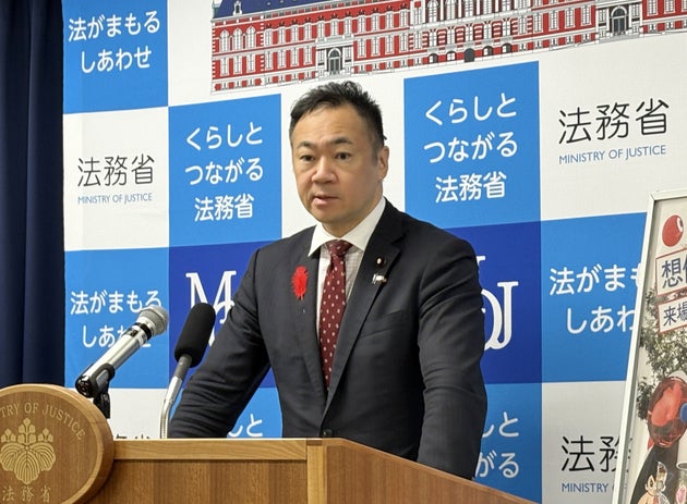 会見で「不法滞在者ゼロプラン」の進捗状況を説明する鈴木法相