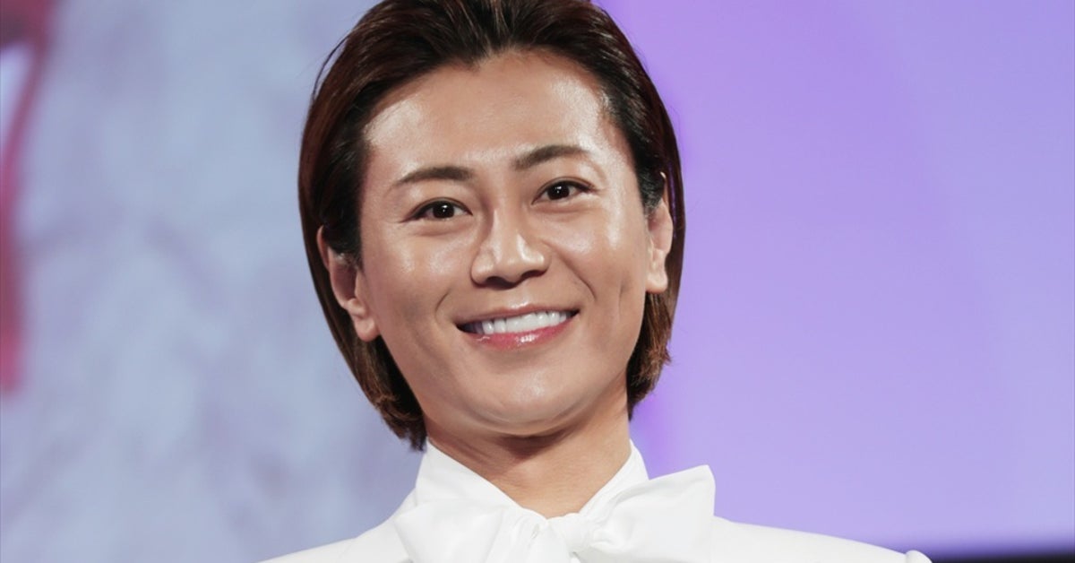 氷川きよしのソファを“占領する”愛犬たちに反響⇒戯れる様子に「愛が溢れている」の声