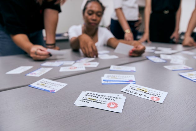 カード制作で意見交換する有志の参加者たち