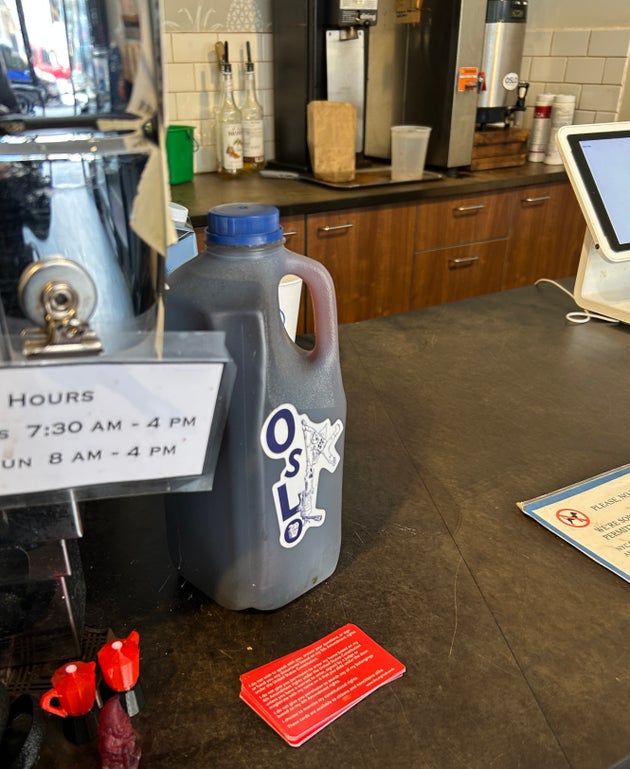 アメリカ・ニューヨークのカフェで無料配布されている「レッドカード」＝2025年4月