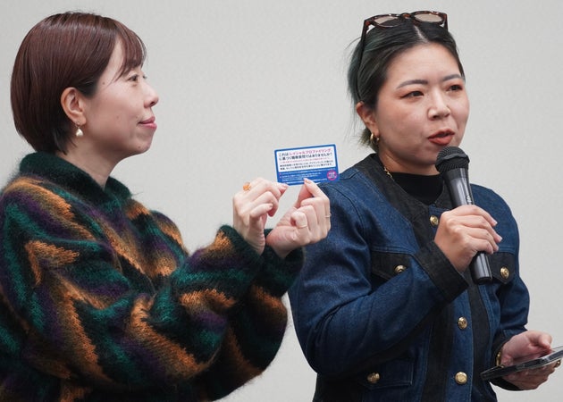 初回版の完成を報告する川原直実さん（右）。「誰もが肌の色や見た目を理由に犯罪を疑われることなく、安心して暮らせる社会。それが実現したときに、このカードは役割を終えるのかなと思います」と話した。＝2025年12月16日