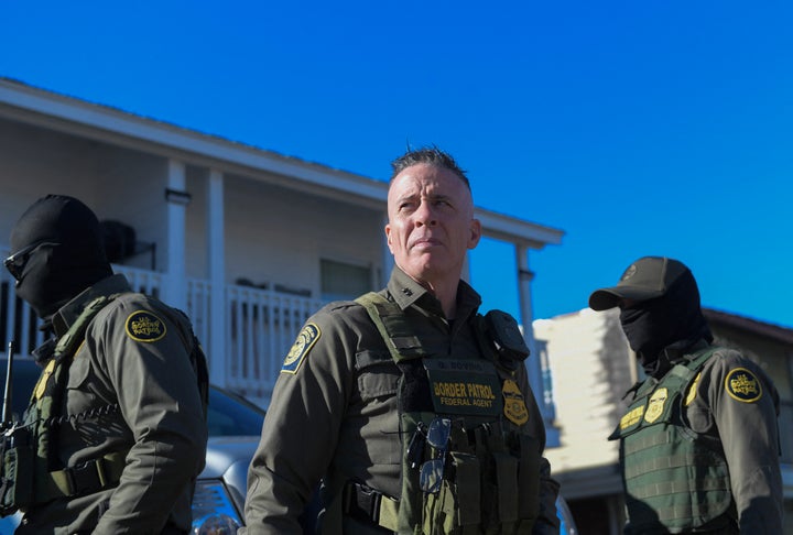 El comandante de la Patrulla Fronteriza, Gregory Bovino, camina con la CBP y otros agentes del orden por un vecindario en Kenner, Nueva Orleans, Luisiana, el 15 de diciembre. Bovino y los otros agentes tomaron fotografías de las placas y tocaron una puerta en el vecindario antes de irse.