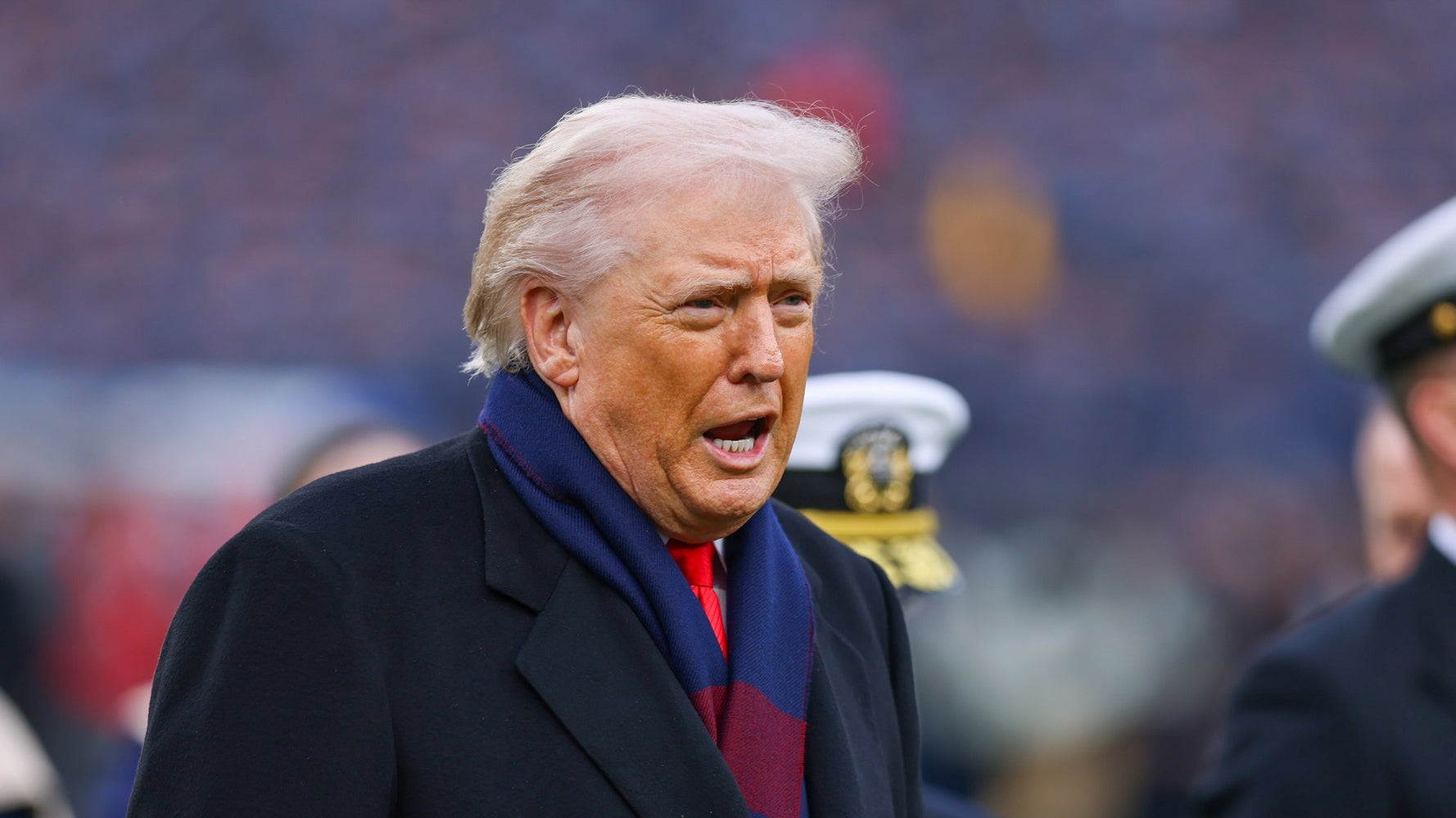 トランプのコイントスが「死んだ魚を投げているよう」とSNSを驚かす。「そもそもやり方をわかっていない？」 | ハフポスト WORLD