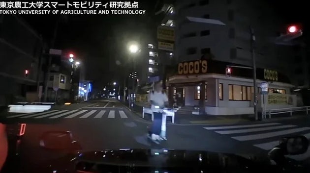 電動キックボードが接近してくる様子