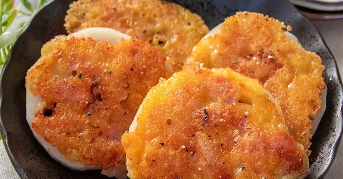 【れんこん買ったら絶対作って】すりおろしてチーズと焼くと激ウマに…。れんこんの簡単人気レシピ4選