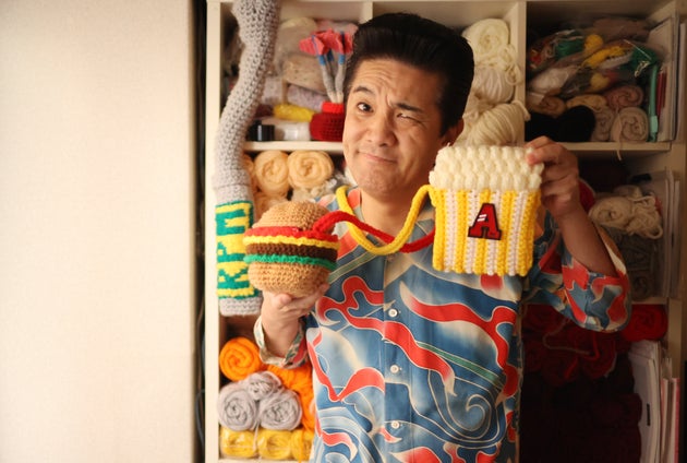 ハンバーガーとポップコーンのポシェットを両手に。編み方は出版した本に載っています