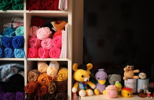 アイパーさんの自宅には毛糸や編みぐるみがずらり