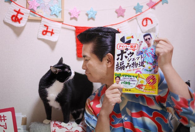 初出版の喜びを愛猫・ハナと分かち合う