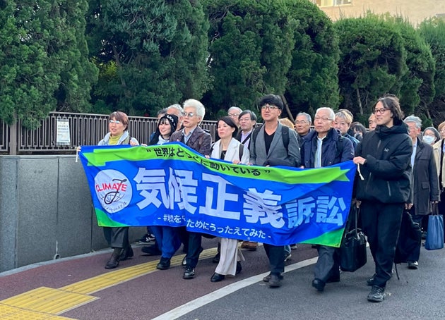 東京地裁に向かう「気候正義訴訟」の原告ら