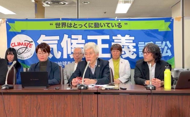 訴訟について会見する原告ら。右側に東京大学・准教授の斎藤幸平さん。