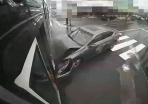 走行中に突然の衝撃…バスのカメラが捉えた事故の瞬間、愛知県警 走行中に突然の衝撃…バスのカメラが捉えた事故の瞬間、愛知県警