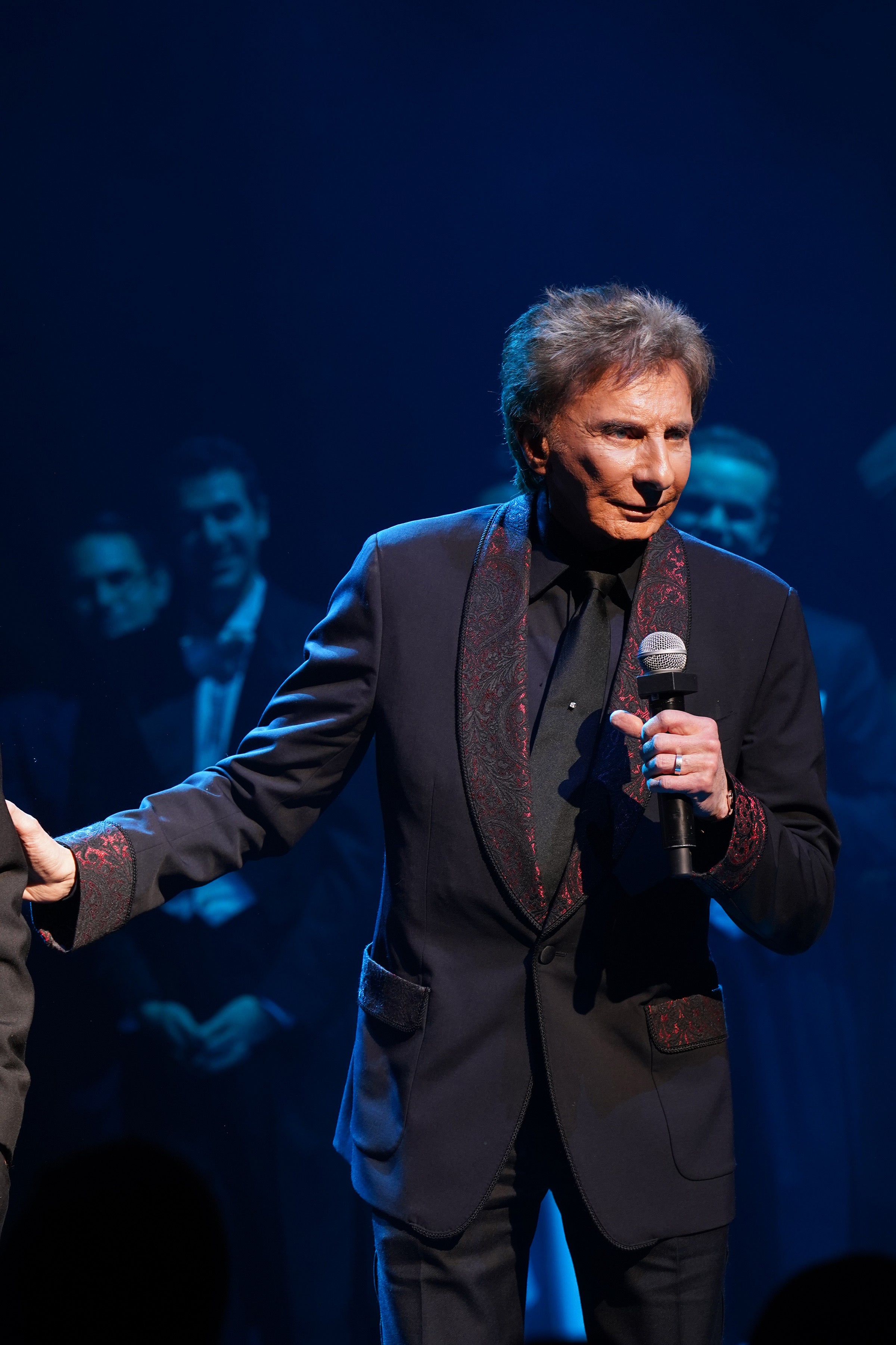Barry Manilow To Undergo Surgery After Lung Cancer Diagnosis