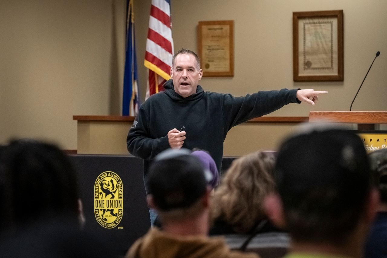 Williams habla con aprendices sindicales durante una sesión de capacitación en las oficinas de IUPAT en Little Canada el 21 de octubre.