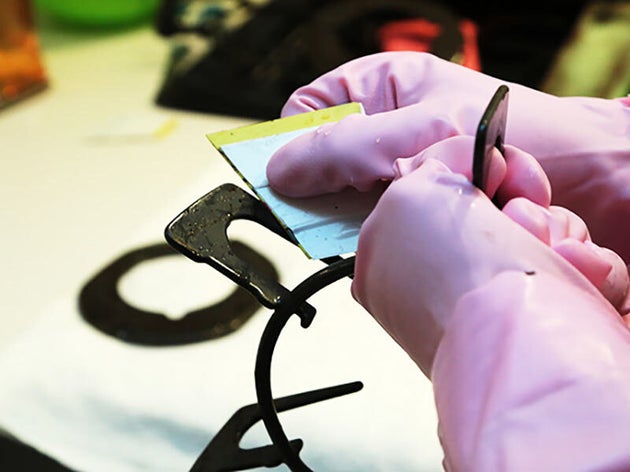 細かい部分やこびり付いた汚れはカードを半分に切って擦るのがおすすめ（画像提供／おそうじ本舗）