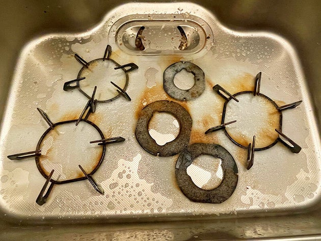 コンロの汚れにはアルカリ性質をもつ重曹も効果あり