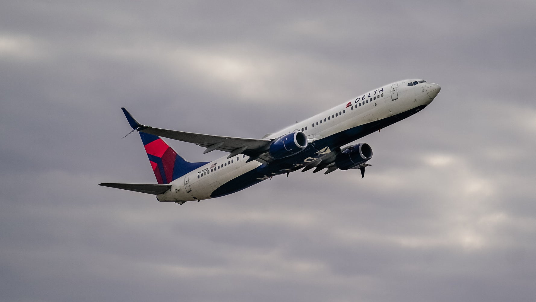 U.S. Holiday Travel Chaos: Over 4,700 Flights Disrupted by Winter Storms