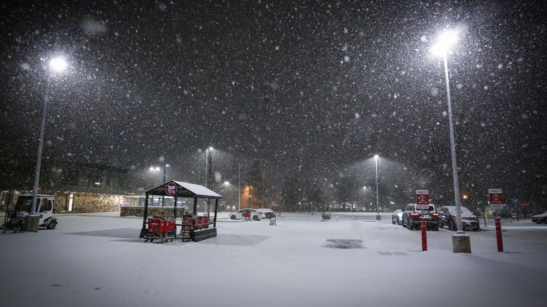 Winter Storm Snarls U.S. Holiday Travel Across Northeast, Great Lakes