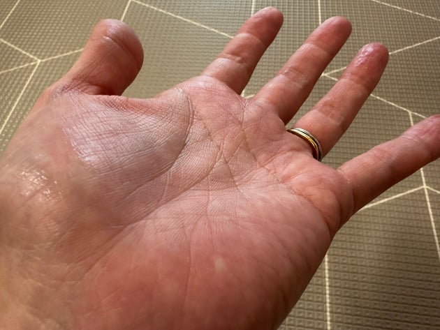 手袋はのせていた手が少しだけ濡れるようなしっとり感