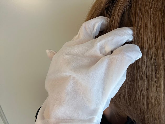 指をしっかり立てたり、頭皮に指をピタッとくっつけたりして頭皮を拭きます