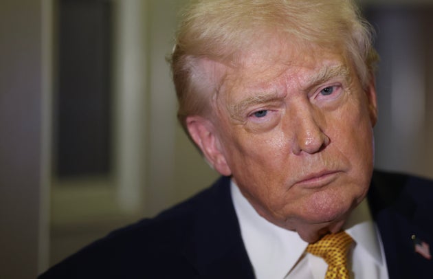 ワシントンD.C.へ向かう大統領専用機で記者の質問に答えたトランプ大統領（2026年1月4日）