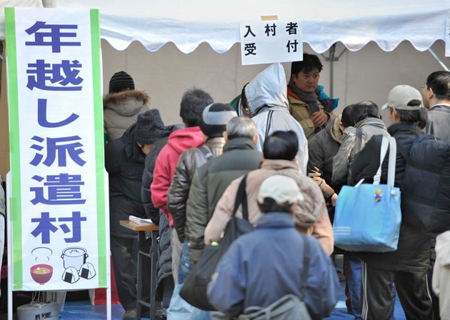 2008年暮れ、仕事と住まいを奪われた派遣労働者を救済するため日比谷公園にできた「年越し派遣村」（東京都）