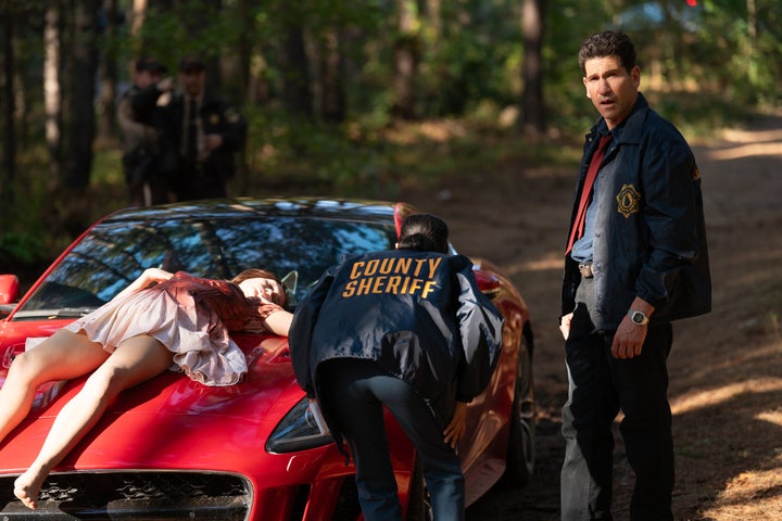 Jon Bernthal interpreta um detetive de uma pequena cidade na nova série da Netflix, His & Hers