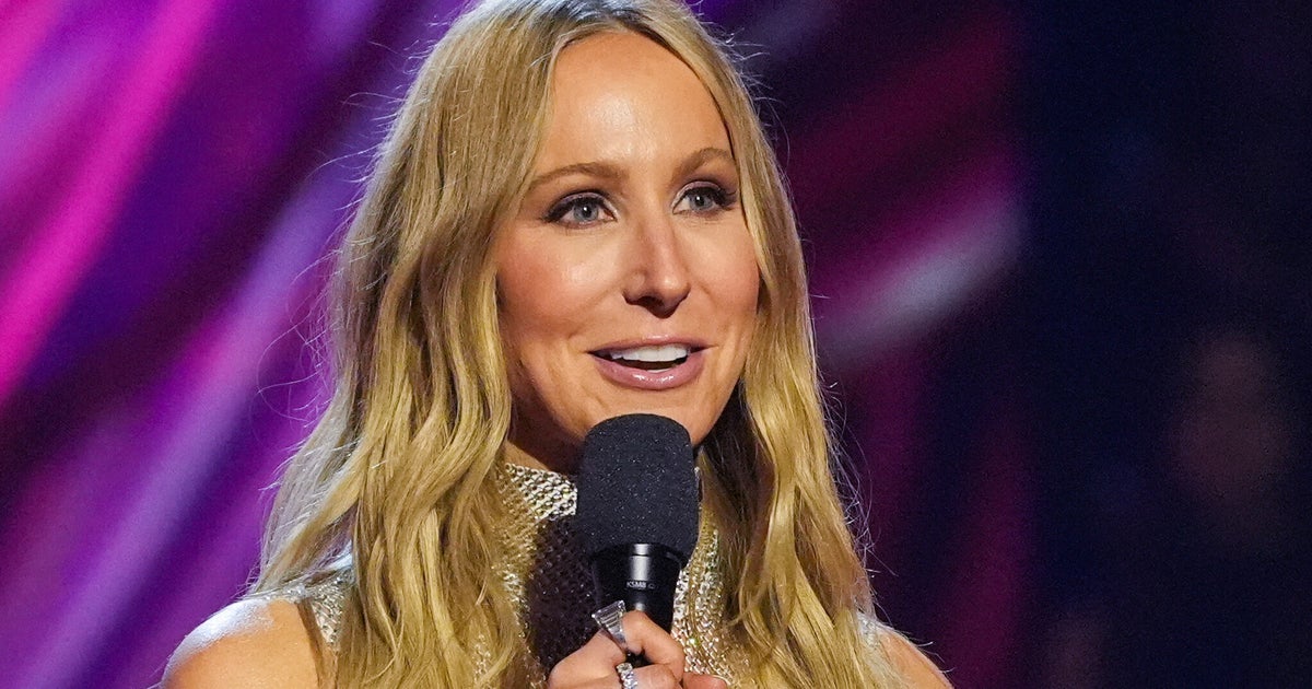 Nikki Glaser Admits There’s A Golden Globes Gag About 1 Celeb She’s Struggling With